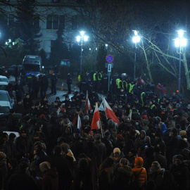 Los manifestantes bloquean la salida del Parlamento polaco durante una protesta convocada en Varsovia por el Comité de Defensa de la Democracia contra los planes para limitar el acceso de la prensa a la cámara baja. EFE/EPA/MARCIN OBARA POL