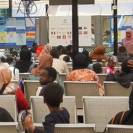 Miles de sudaneses desplazados por la guerra buscan refugio en Egipto