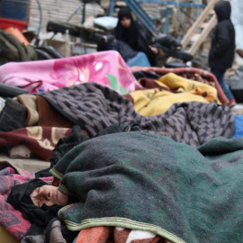 Varias personas, algunas enfermas, esperan en el este de Alepo a ser evacuadas. | ABDALRHAM ISMAIL (REUTERS)