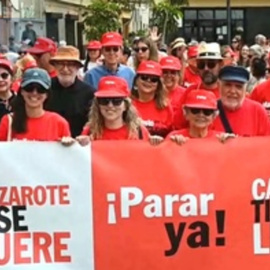 Nueve mil personas se echan a la calle en Lanzarote contra los excesos del sector turístico