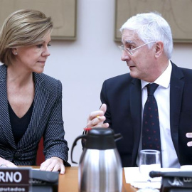 La ministra de Defensa, María Dolores de Cospedal, conversa con el presidente de la Comisión de Defensa del Congreso, José María Barreda (d), durante su comparecencia para informar sobre las líneas generales de la política de su departament