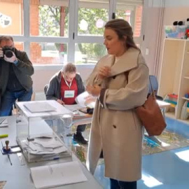 Alba García (Sumar) se olvida de la papeleta cuando iba a votar