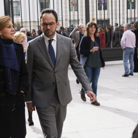 La ministra de Defensa, María Dolores de Cospedal, y el portavoz parlamentario socialista, Antonio Hernando, momentos antes del minuto de silencio que han guardado a las puertas del Congreso en recuerdo y solidaridad con las víctimas de los