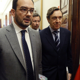 Los portavoces, del PSOE, Antonio Hernando, y del PP, Rafael Hernando, a su llegada a la reunión de la Junta de Portavoces, en el Congreso de los Diputados. EFE/Fernando Alvarado