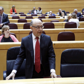 El ministro de Hacienda Cristóbal Montoro, a su llegada al pleno del Senado que debate sobre el techo de gasto para 2017. EFE/Zipi