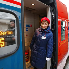 El primer tren "Strizh" (Vencejo) de los ferrocarriles rusos, en la estación de Kursk de Moscú momentos antes de salir hoy hacia Berlín. Moscú y Berlín están desde hoy más cerca con la apertura de una nueva conexión ferroviaria con trenes T