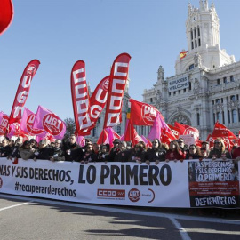 La manifestación convocada este domingo por CCOO y UGT en Madrid para recuperar los derechos perdidos y presionar al Gobierno para que se siente a negociar sin límites, a su paso por la Plaza de Cibeles. EFE/Ballesteros