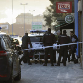 La Policía investiga el edifico donde fue asesinada una joven en Vigo este sábado. EFE