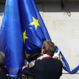 Tradicional izado de bandera en Madrid para conmemorar el Día de Europa