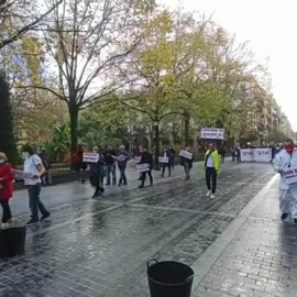 Hosteleros entregan las llaves de sus negocios en la Diputación de Gipuzkoa