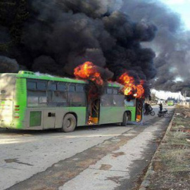 Los autobuses que evacuaban a los civiles en Fua y Kefraya, en Siria, ardiendo.SANA