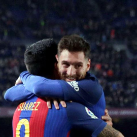 Leo Messi celebra el cuarto gol del Barcelona con Luis Suárez. / ALBERTO ESTÉVEZ (EFE)