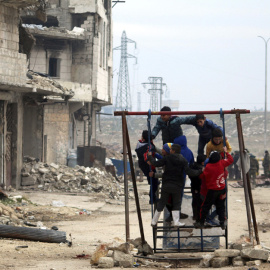 Varios niños juegan entre los escombros de un edificio derruido en la zona de Salah al Din, en los barrios del este de Alepo, hace tres días. EFE