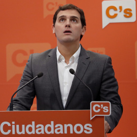 El presidente de Ciudadanos, Albert Rivera, durante la rueda de prensa que ofreció tras la reunión de la ejecutiva nacional de Ciudadanos.EFE/Ballesteros