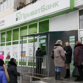 Varias personas hacen colca ante un cajero automático del banco PrivatBank, en una sucursal en Kiev. REUTERS/Valentyn Ogirenko