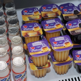 Algunos productos lácteos de Danone en un supermercado en París. AFP/Eric Piermont