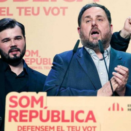 El presidente de ERC, Oriol Junqueras, flanqueado por Gabriel Rufián y Joan Tardá.