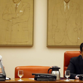 El presidente de la Comisión de Interior, Rafael Merino López, y la vicepresidenta primera, Ana María Botella, en el Congreso de los Diputados. EFE/Javier Lizón