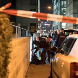 La Policía y los forenses inspeccionan el lugar del tiroteo en Zúrich. EFE/Ennio Leanza