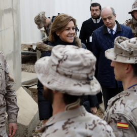 La ministra de Defensa, María Dolores de Cospedal (i), en presencia del embajador de España en Irak, Jose María Ferré de la Peña (2i), y el jefe de Estado Mayor de la Defensa (JEMAD), almirante general Fernando García Sánchez (3i), saluda a