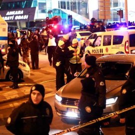 La policía establece un cordón policial en el lugar donde el embajador ruso en Turquía, Andréi Karlov, ha sido tiroteado cuando visitaba una exposición de fotografía en Ankara, Turquía. EFE