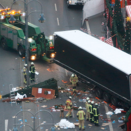 Una vista aérea del camión que arrolló un mercado navideño en Berlín. REUTERS