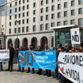 Concentración contra la ampliación del aeropuerto de Barajas frente al Ministerio de Transportes