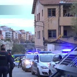 Unos 300 vecinos protestan contra el desalojo del bloque de Esplugues en riesgo de caída