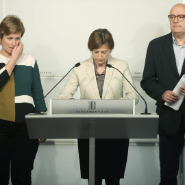 La presidenta del Parlament, Carme Forcadell (c), junto a los miembros la Mesa del Parlament Joan Josep Nuet (i), Anna Simó (2i), Lluís Corominas (2d) y Ramona Barrufet (d), durante la rueda de prensa que han ofrecido después de que el TC l