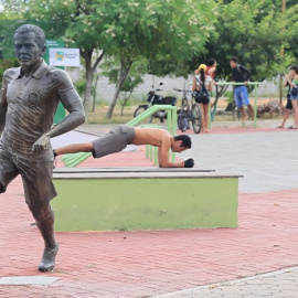 Una activista lleva a la Justicia su petición para la retirada de la estatua de Dani Alves