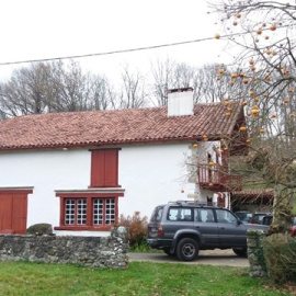 Cinco personas fueron detenidas y una cantidad indeterminada de armas y explosivos fueron incautadas en una vivienda de la localidad francesa de Louhossoa, cerca de Bayona, durante una operación conjunta de la policía francesa y la Guardia 