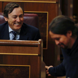 El portavoz del PP en el Congreso, Rafael Hernando, observa al líder de Unidos Podemos, Pablo Iglesias durante el pleno del Congreso. EFE/Javier Lopez