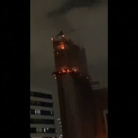Un incendio arrasa un rascacielos en construcción en Brasil