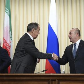 El ministro de Exteriores de Rusia, Serguéi Lavrov, en presencia del ministro de Exteriores iraní, Mohamad Javad Zarif, estrecha la mano de su homólogo de Turquía, Mevlüt Cavusoglu. - EFE