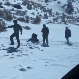 Feliz rescate de una pareja de ancianos perdidos en una montaña nevada en la región chilena de Atacama