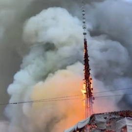 Las llamas devoran la antigua Bolsa de Copenhague