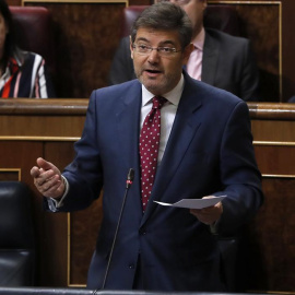 El ministro de Justicia, Rafael Catalá, durante la repuesta a una pregunta relativa a Memoria Histórica que se le formuló en la sesión de control al Gobierno que se celebra hoy en el pleno del Congreso de los Diputados.EFE