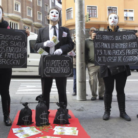Afectados por las claúsulas suelo durante una protesta organizada por Adicae. EFE