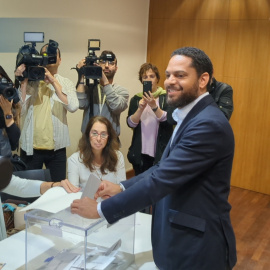 El candidato de Vox, Ignacio Garriga, vota en Barcelona