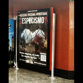 El cartel antiespecista instalado en el vestíbulo de la estación de metro y tren de la Puerta del Sol de Madrid. Facebook/Unión Antiespecista.