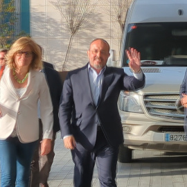 Alejandro Fernández y Dolors Montserrat llegan a la sede electoral del PPC