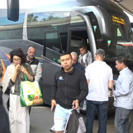 Usuarios de Rodalies afrontan en Fabra i Puig el complejo despliegue de autobuses alternativos