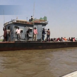 Los sursudaneses que huyen de la guerra en Sudán vuelven a casa en barco