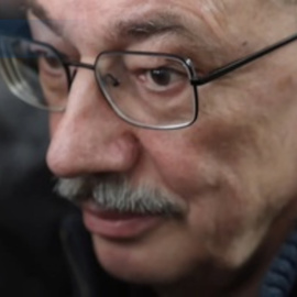 Rusia condena a 2 años y seis meses de cárcel al activista que fue Nobel de Paz en 2022