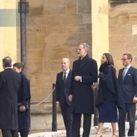 Los Reyes de España acuden al castillo de Windsor, en recuerdo del difunto Constantino II de Grecia