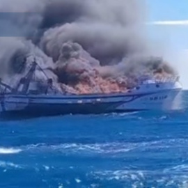 Rescatan a 5 tripulantes de un pesquero incendiado a 4 millas del puerto de Castellón