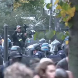 Estallan nuevas protestas en París mientras continúan las huelgas de refinerías