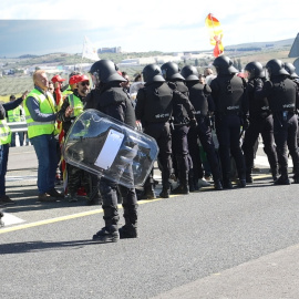 Miles de agricultores cortan la A-45 y el acceso a Lucena (Córdoba) por la A-318