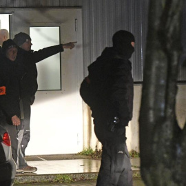 Policías alemanes registran un campamento de refugiados en Emmerich, en busca del tunecino presuntamente implicado en el atentado cometido el pasado lunes en un mercadillo navideño. EFE/Henning Kaiser