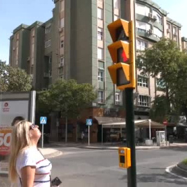 El semáforo de Málaga en memoria de Chiquito de la Calzada, estropeado por tanto uso